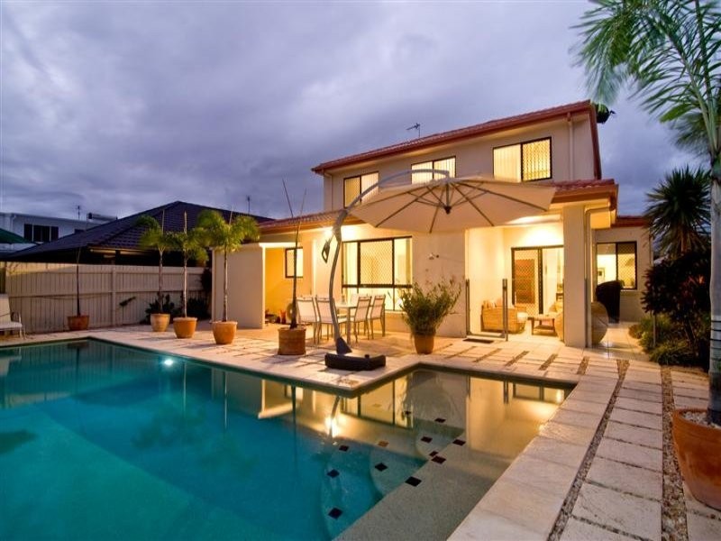 8 Barbuda Circuit, Kawana Island QLD 4575