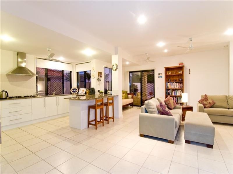 8 Barbuda Circuit, Kawana Island QLD 4575