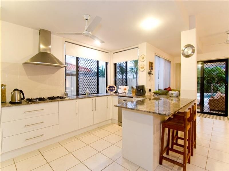 8 Barbuda Circuit, Kawana Island QLD 4575