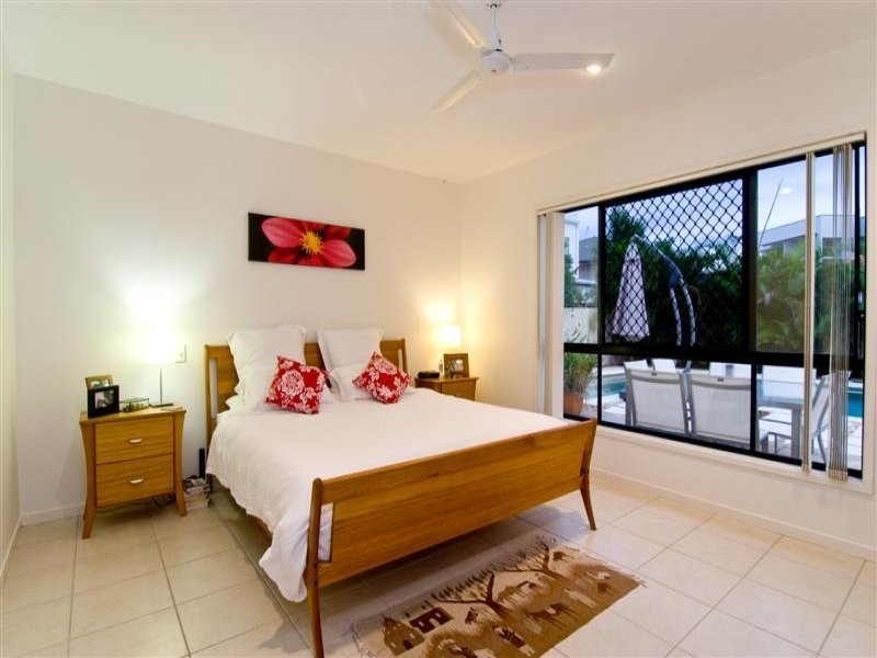 8 Barbuda Circuit, Kawana Island QLD 4575