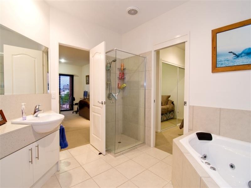 8 Barbuda Circuit, Kawana Island QLD 4575