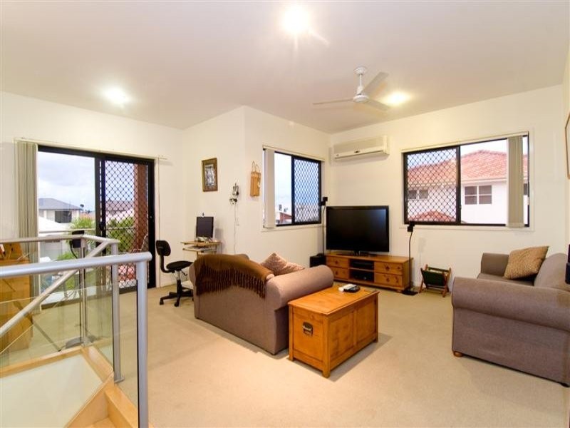 8 Barbuda Circuit, Kawana Island QLD 4575