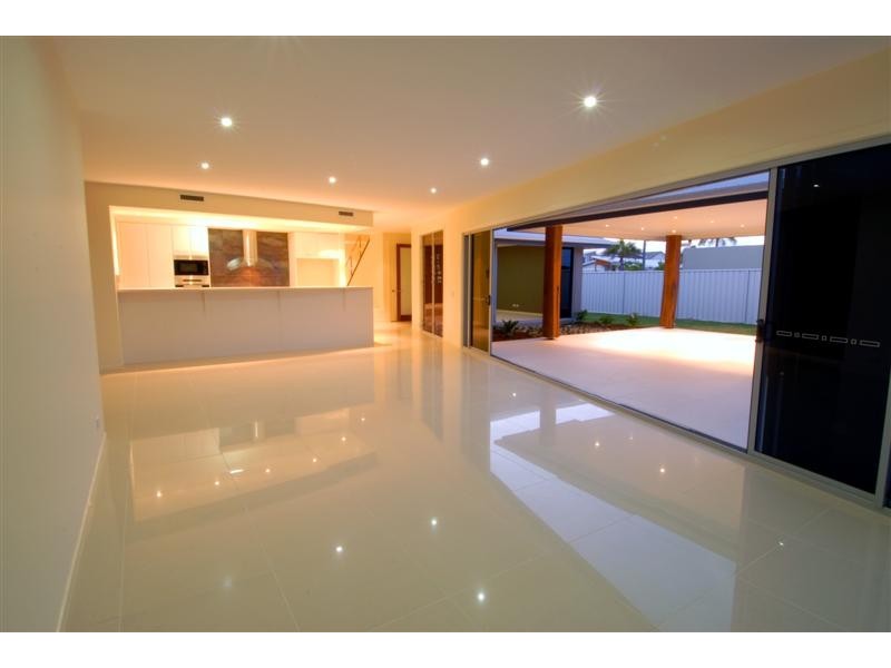 33 Barbuda Cct, Kawana Island QLD 4575