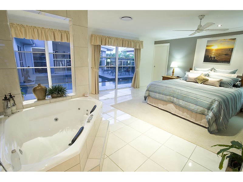 7 Barbuda Circuit, Kawana Island QLD 4575