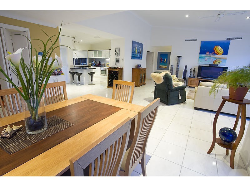 7 Barbuda Circuit, Kawana Island QLD 4575