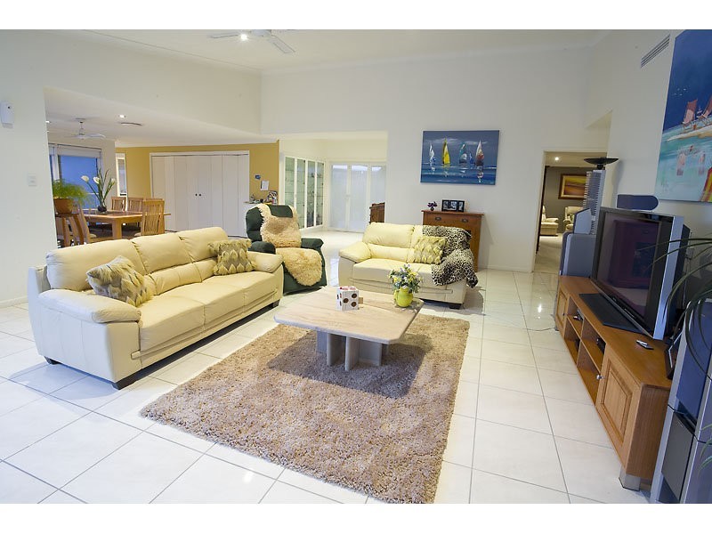 7 Barbuda Circuit, Kawana Island QLD 4575