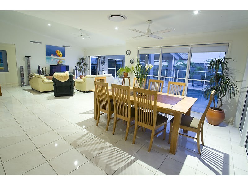 7 Barbuda Circuit, Kawana Island QLD 4575