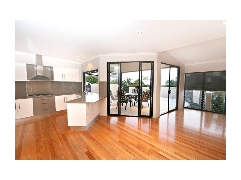 6 Santorini Court, Kawana Island QLD 4575