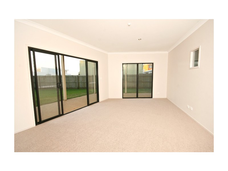 6 Santorini Court, Kawana Island QLD 4575