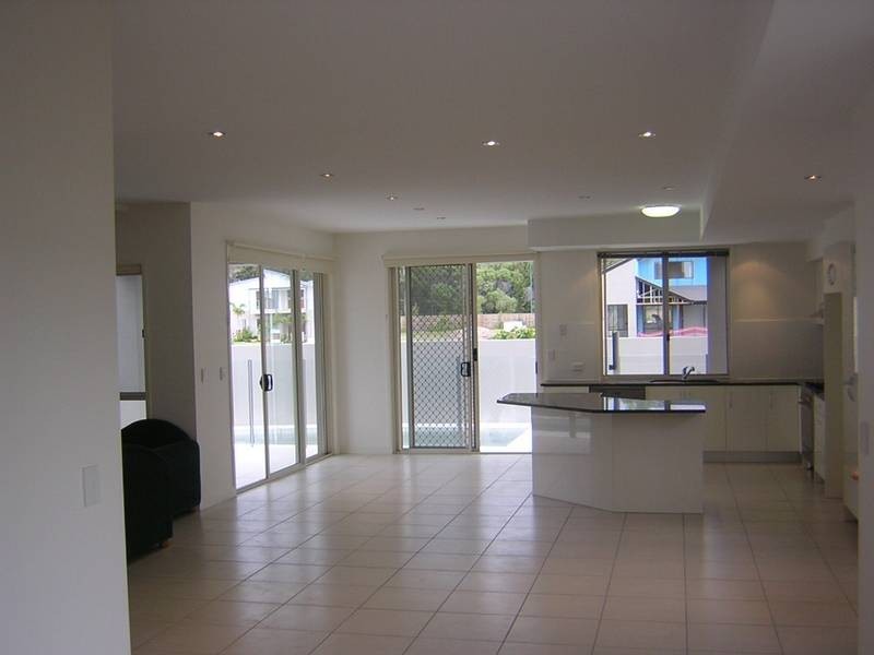 18 Tarawa Street, Kawana Island QLD 4575