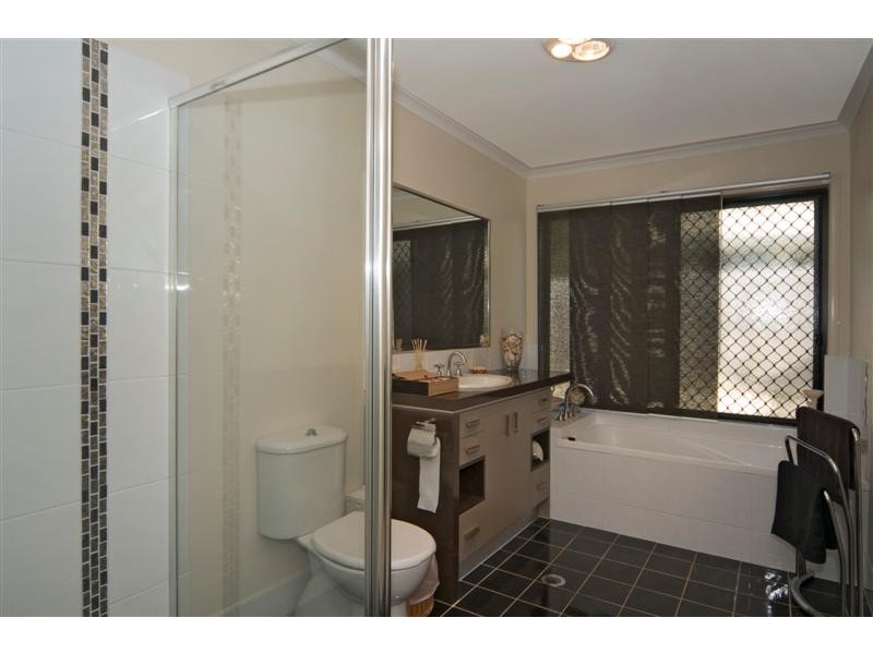 16 Greensboro Place, Little Mountain QLD 4551