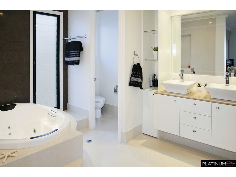 9 Majorca Place, Kawana Island QLD 4575