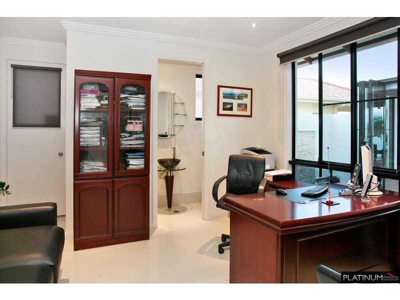 9 Majorca Place, Kawana Island QLD 4575