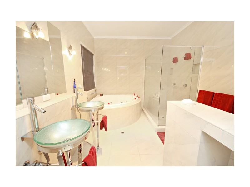 15 Bonaire Court, Kawana Island QLD 4575