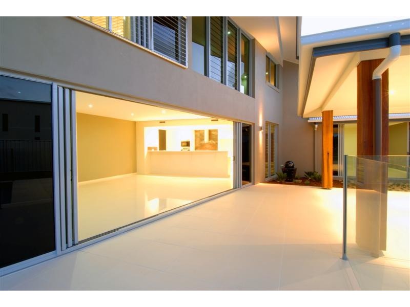 33 Barbuda Circuit, Kawana Island QLD 4575