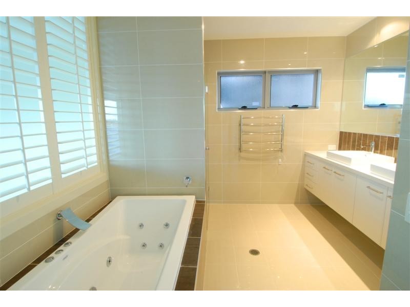 33 Barbuda Circuit, Kawana Island QLD 4575