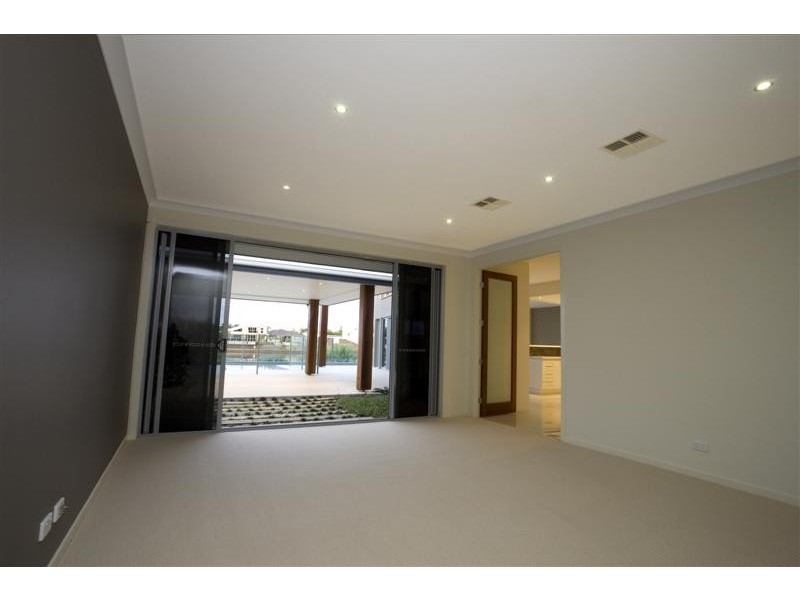 33 Barbuda Circuit, Kawana Island QLD 4575