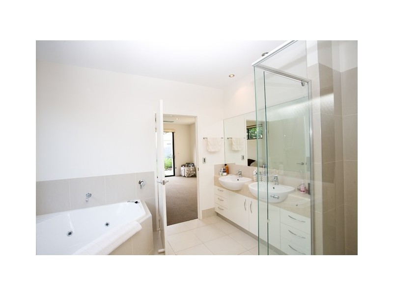 104 Grand Pde, Kawana Island QLD 4575