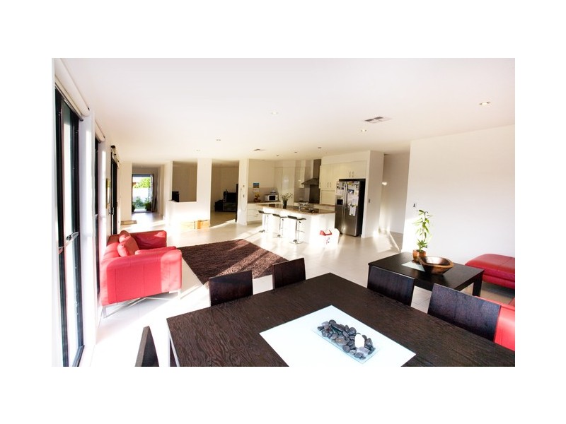 104 Grand Pde, Kawana Island QLD 4575