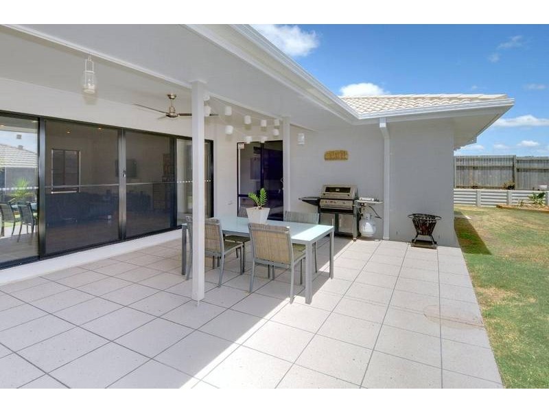 39 Hillview Crescent, Little Mountain QLD 4551