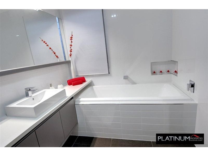 1 Mooloolah Island, Minyama QLD 4575