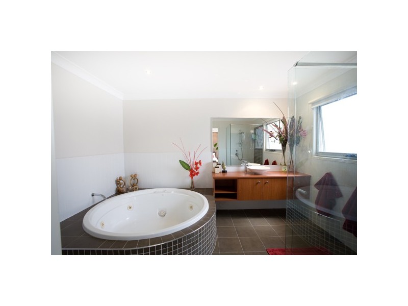 12 Castaway Court, Kawana Island QLD 4575