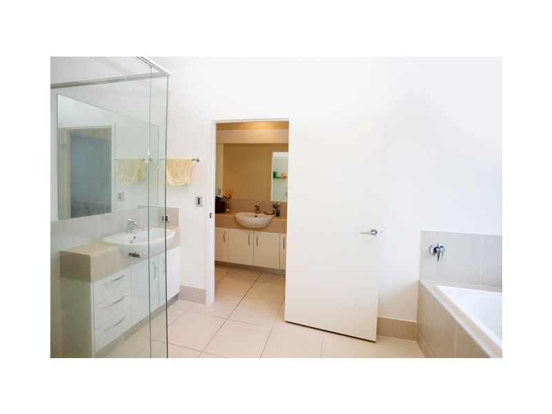 104 Grand Pde, Kawana Island QLD 4575