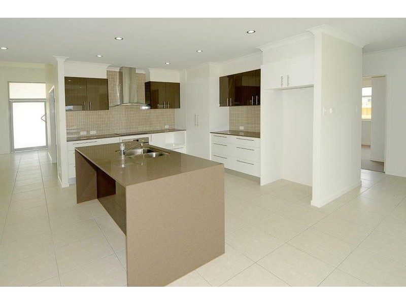 6 Reef Court, Birtinya QLD 4575