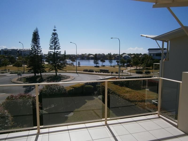 6/1 Grenada Way, Kawana Island QLD 4575