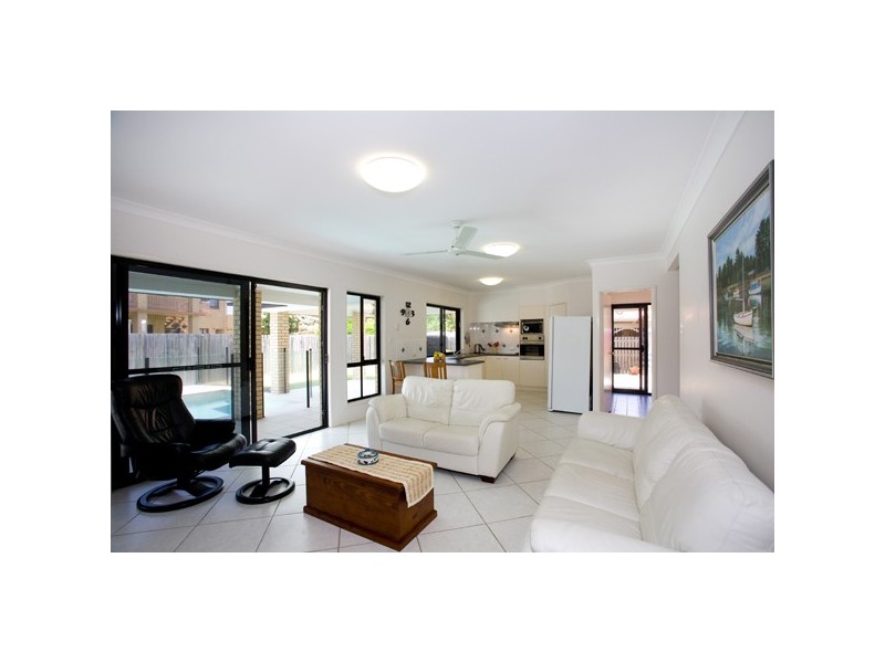 7 Oomoo Street, Buddina QLD 4575