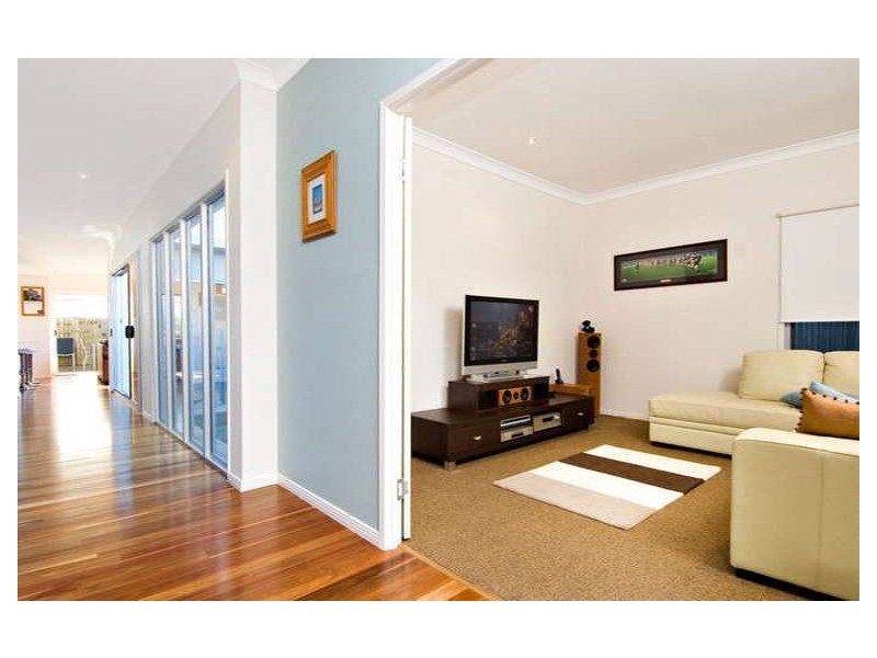 12 Castaway Court, Kawana Island QLD 4575