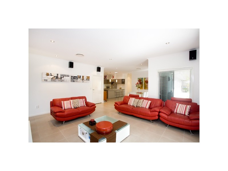 130 Grand Pde, Kawana Island QLD 4575