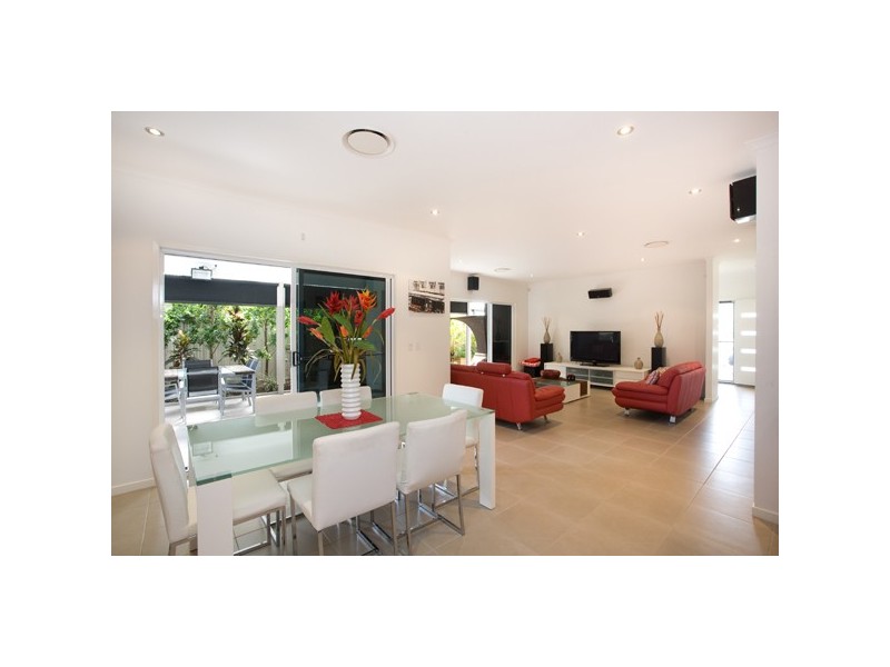 130 Grand Pde, Kawana Island QLD 4575