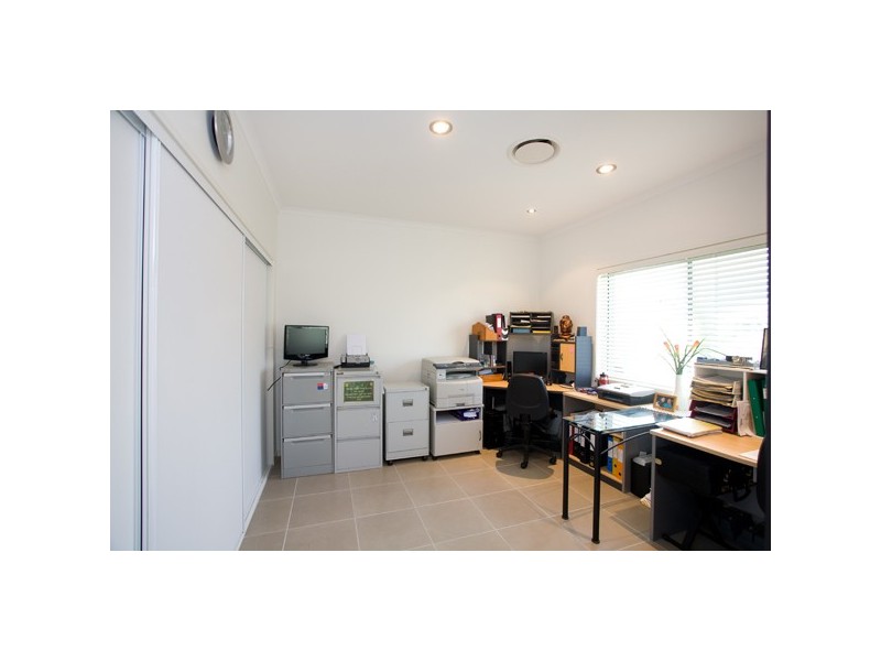 130 Grand Pde, Kawana Island QLD 4575