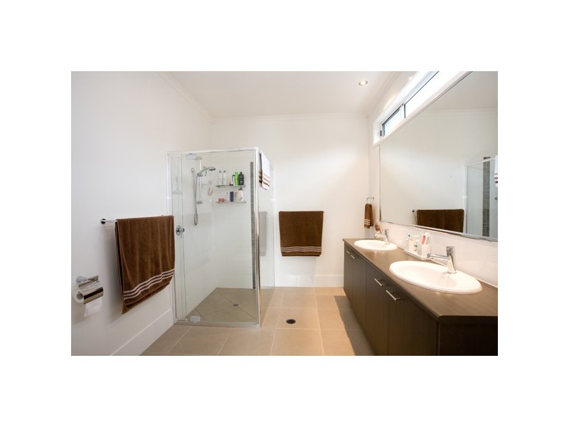 130 Grand Pde, Kawana Island QLD 4575