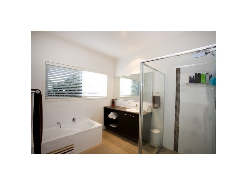 130 Grand Pde, Kawana Island QLD 4575