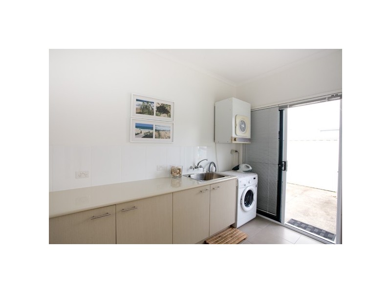 130 Grand Pde, Kawana Island QLD 4575