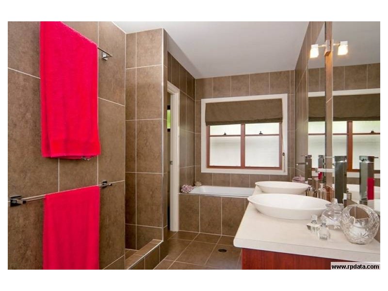 132 Grand Pde, Kawana Island QLD 4575