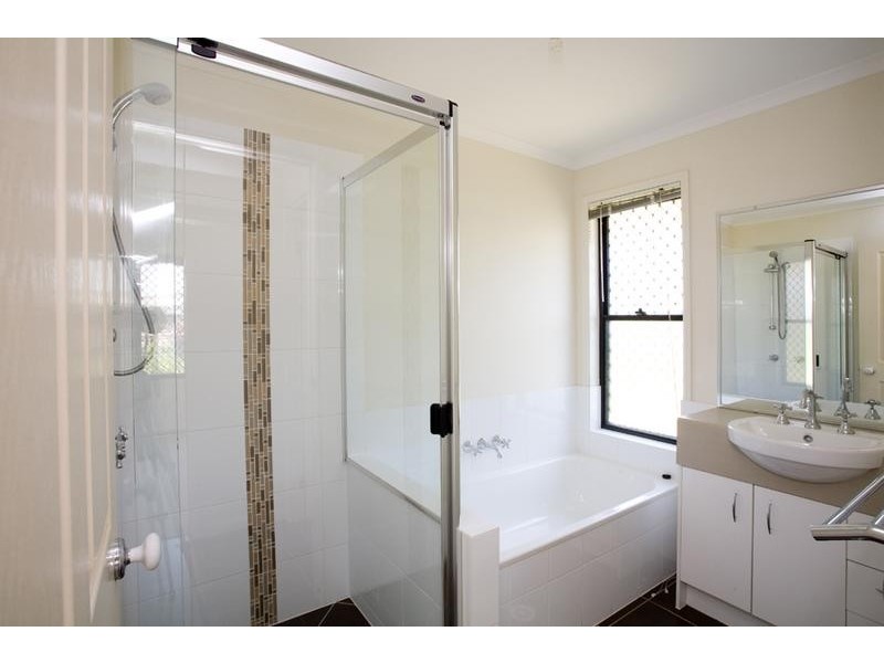 4 Kurrajong Crescent, Meridan Plains QLD 4551