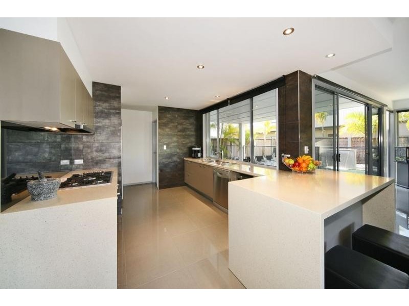 10 Tarawa Street, Kawana Island QLD 4575