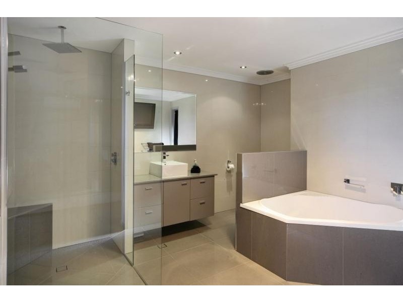 10 Tarawa Street, Kawana Island QLD 4575