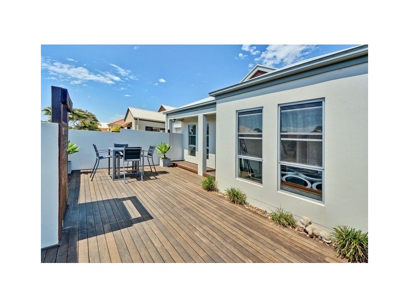 4 Maui Court, Kawana Island QLD 4575