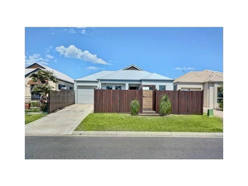 4 Maui Court, Kawana Island QLD 4575