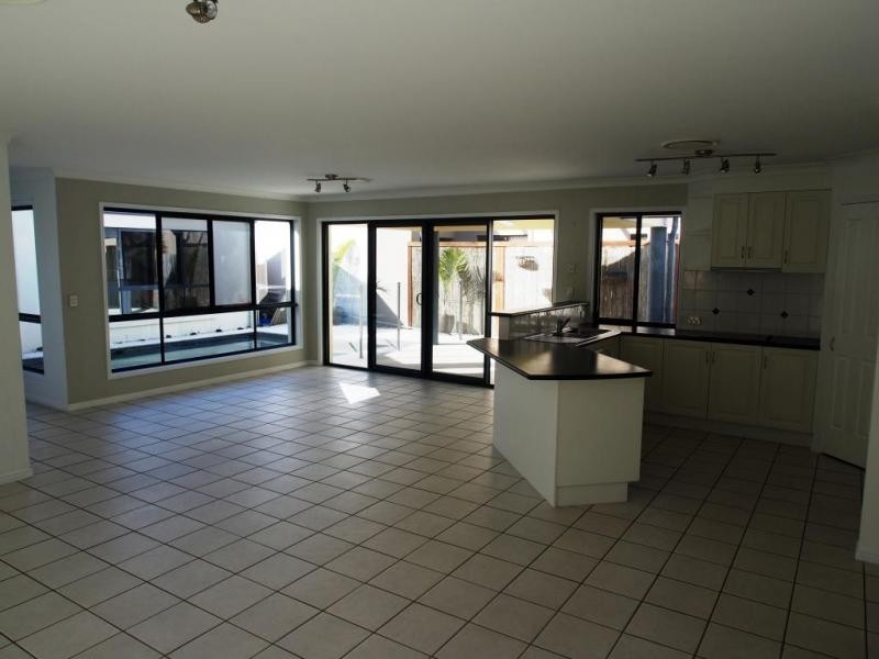 8 Easter Street, Kawana Island QLD 4575