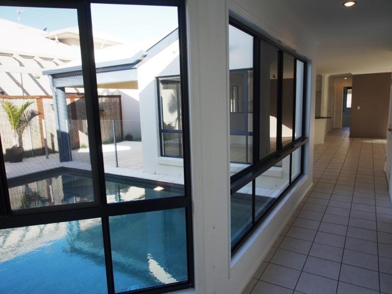 8 Easter Street, Kawana Island QLD 4575