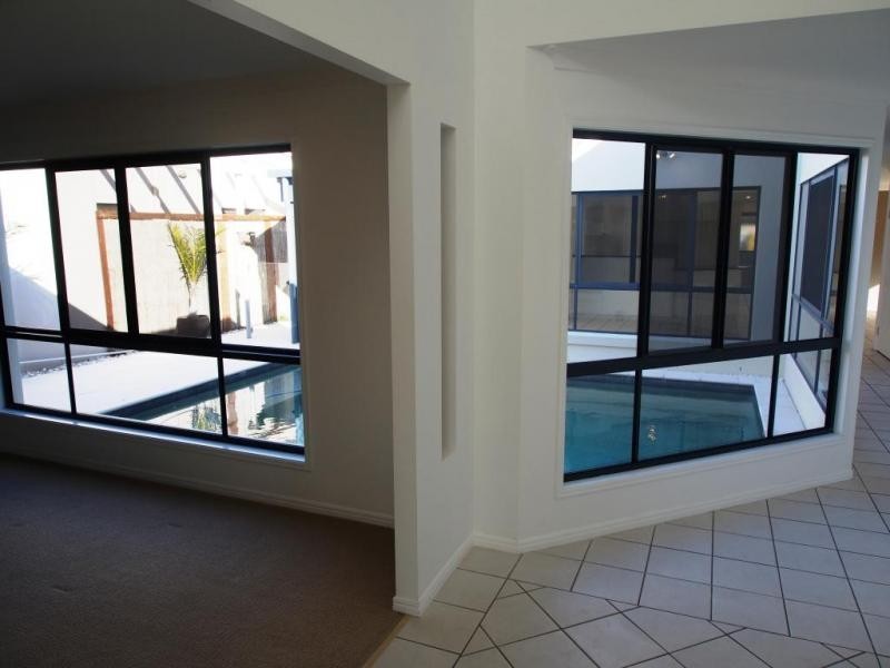 8 Easter Street, Kawana Island QLD 4575