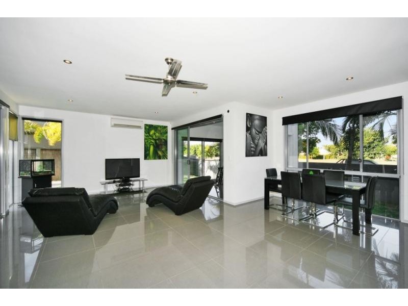 10 Tarawa Street, Kawana Island QLD 4575