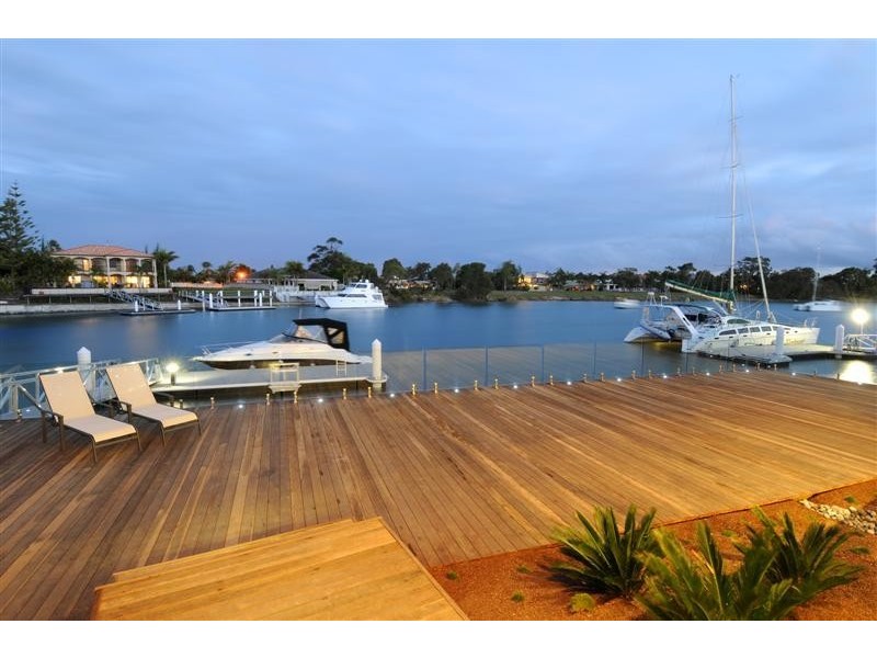 1 Mooloolah Island, Minyama QLD 4575