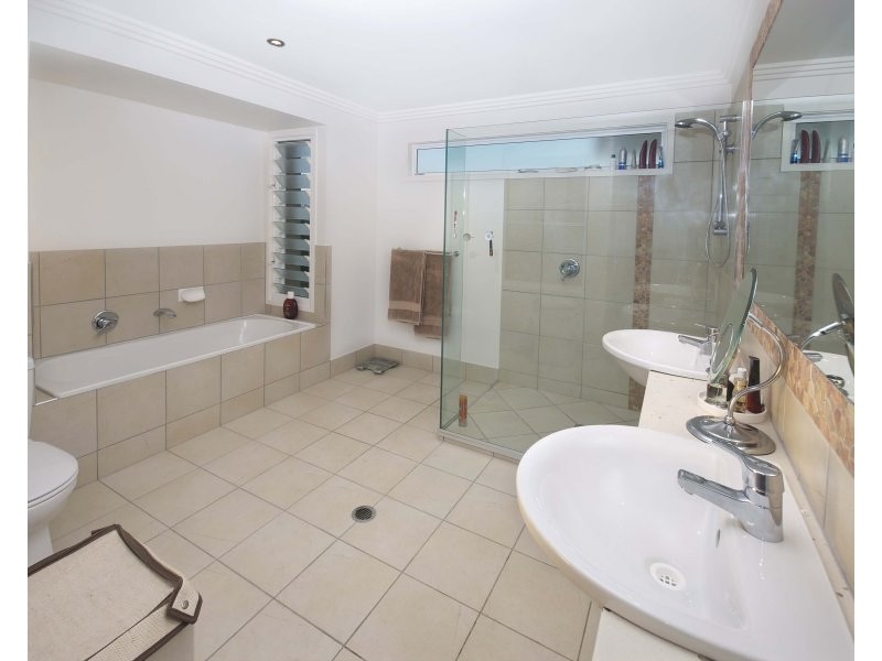 18 Flores Street, Parrearra QLD 4575