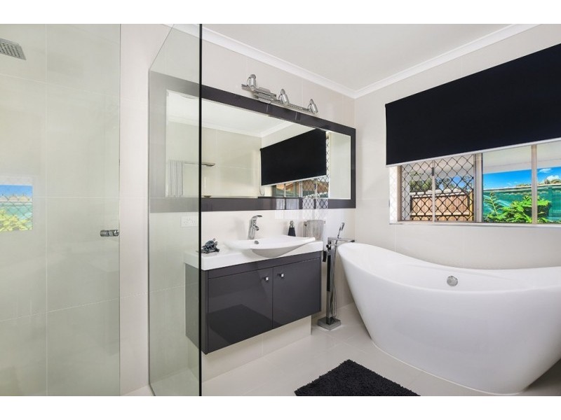 142 Oceanic Drive, Warana QLD 4575